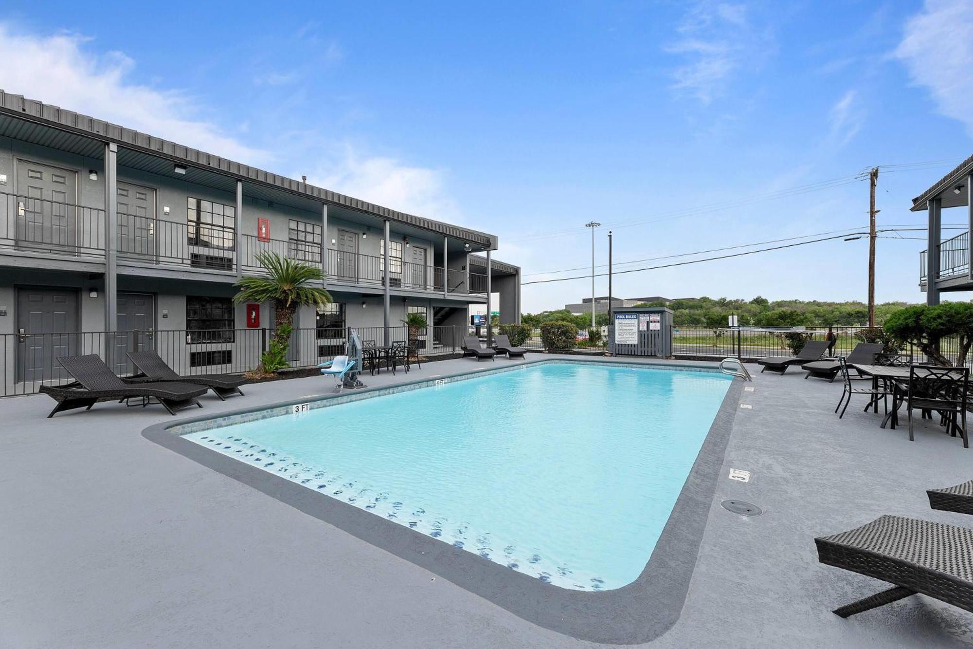 Days Inn By Wyndham San Antonio Near Lackland Afb Exterior photo